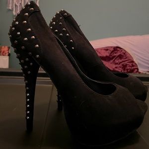 DEB - size 7 spiked heel open toe suede pumps